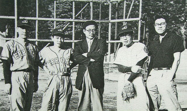 手塚治虫を囲む、トキワ荘のマンガ家たち。写真提供：手塚プロダクション