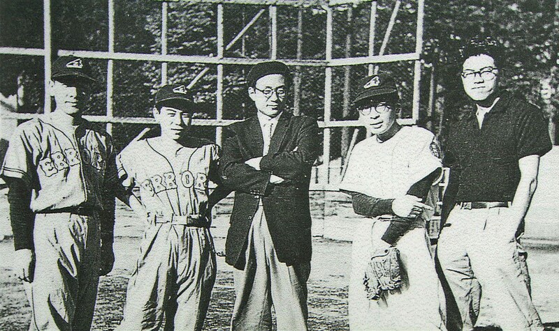 手塚治虫を囲む、トキワ荘のマンガ家たち。写真提供：手塚プロダクション