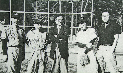 手塚治虫を囲む、トキワ荘のマンガ家たち。写真提供：手塚プロダクション