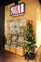 「『アイドリッシュセブン』×アニメイトカフェ」の店内。クリスマスツリーも飾られている。