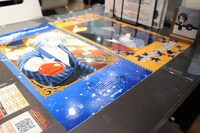 中にはメンバーのサインが書かれたテーブルも。