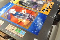 中にはメンバーのサインが書かれたテーブルも。