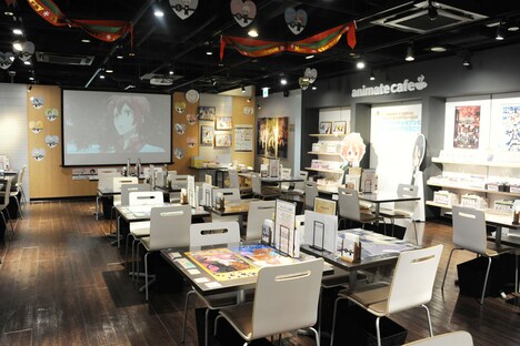 「『アイドリッシュセブン』×アニメイトカフェ」の店内。