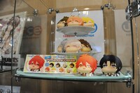 「『アイドリッシュセブン』×アニメイトカフェ」の店内。グッズの展示も行われている。