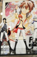 「『アイドリッシュセブン』×アニメイトカフェ」の店内。フィギュアの展示も行われている。