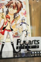 「『アイドリッシュセブン』×アニメイトカフェ」の店内。フィギュアの展示も行われている。