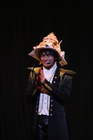 「恋するスイーツレシピ ～今宵、二度君は心を盗まれる～」より、パンケーキ型の帽子をまとった小林。