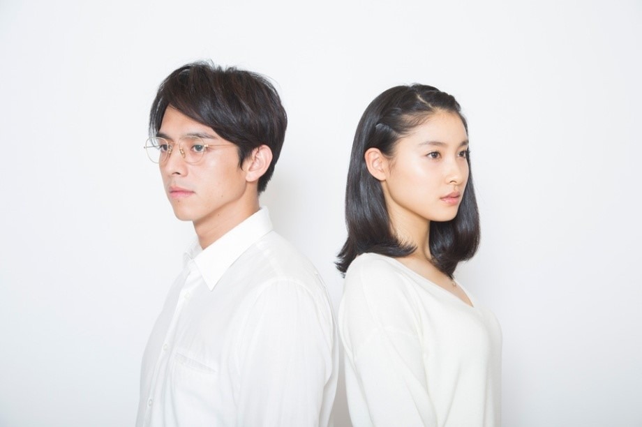 満島真之介（左）、土屋太鳳（右）。