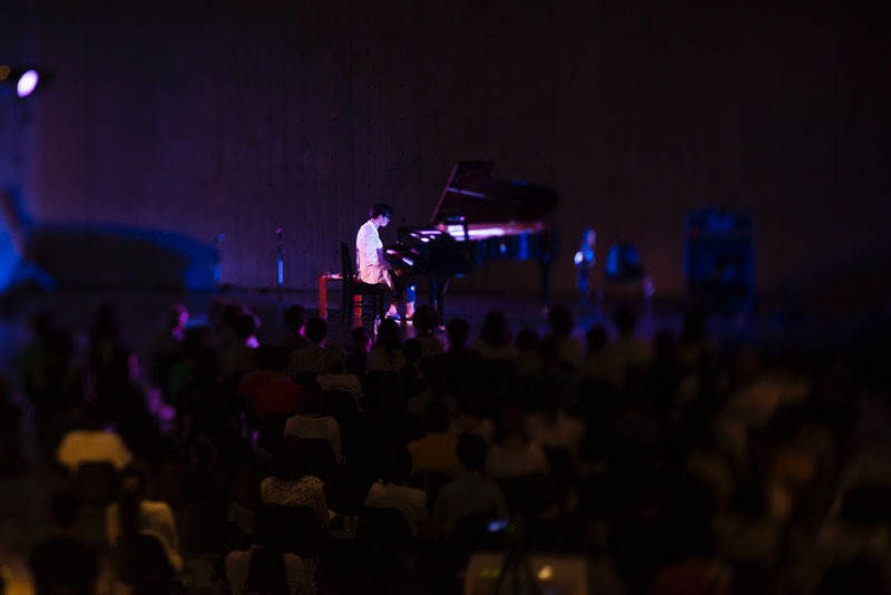 DJまほうつかいは、西島大介が音楽活動をする際の別名義。ひめとまほうでは作曲を担当している模様。