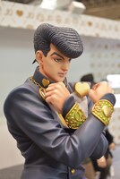 東方仗助の立像。