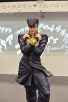 東方仗助の立像。