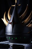 原が新たに描いたイメージイラストから作られた、玉座の後方部分。