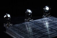 「聖帝サウザー玉座ver.」のフィギュアを照らすLEDライト。