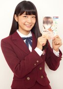 「かわいいひと」1巻を手にした深川麻衣。