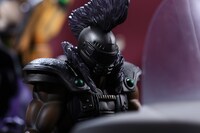 「北斗の拳」聖帝サウザーのフィギュア一部分。