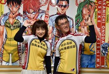 八木菜緒アナウンサーと渡辺航。ポスターは八木アナウンサーの私物。