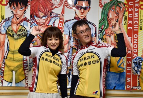 八木菜緒アナウンサーと渡辺航。ポスターは八木アナウンサーの私物。