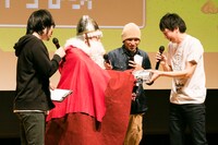 松本慶祐に「機動戦士ガンダム サンダーボルト」のプラモデルをプレゼントする幸村誠。