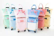 「美少女戦士セーラームーン」モチーフのトローリーバッグとキャリーオンバッグ。