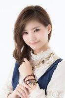 「リストウォッチ 金木 研モデル」の着用例。