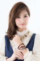 「リストウォッチ 金木 研モデル」の着用例。