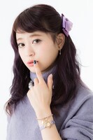 暁美ほむらモデルの腕時計とブレスレットの着用例。