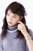 暁美ほむらモデルの腕時計とブレスレットの着用例。