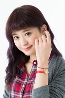 佐倉杏子モデルの腕時計とブレスレットの着用例。