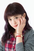 佐倉杏子モデルの腕時計とブレスレットの着用例。