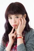 佐倉杏子モデルの腕時計とブレスレットの着用例。
