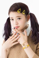 巴マミモデルの腕時計とブレスレットの着用例。