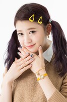 巴マミモデルの腕時計とブレスレットの着用例。