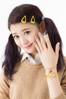 巴マミモデルの腕時計とブレスレットの着用例。