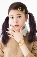 巴マミモデルの腕時計とブレスレットの着用例。