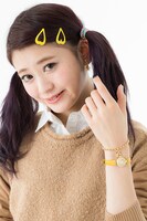 巴マミモデルの腕時計とブレスレットの着用例。