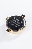 腕時計の裏面。