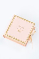 「美少女戦士セーラームーン × ma chere cosette?」のブレスレットはジュエリーボックスに入れて届けられる。