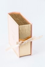 「美少女戦士セーラームーン × ma chere cosette?」のブレスレットはジュエリーボックスに入れて届けられる。