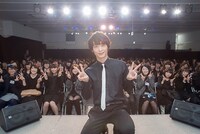 梅原裕一郎と会場の様子。