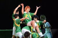 千石がソロ曲を歌唱するシーン。