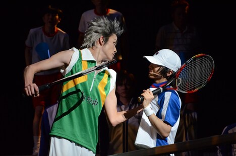 リョーマと亜久津の試合シーン。