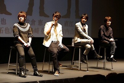 （左から）羽柴夏樹役の松岡禎丞、松永智也役の江口拓也、片倉恵一役の島崎信長、直江剛役の内山昂輝。
