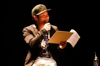 司会を務めた真田泰蔵役の浜添伸也。