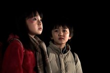 （左から）鈴木梨央扮する雛月加代と中川翼扮する藤沼悟。(c)2016 映画「僕だけがいない街」製作委員会