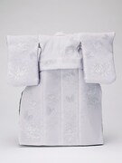 白菊と蝶を上品に配した着物。