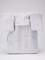 白菊と蝶を上品に配した着物。