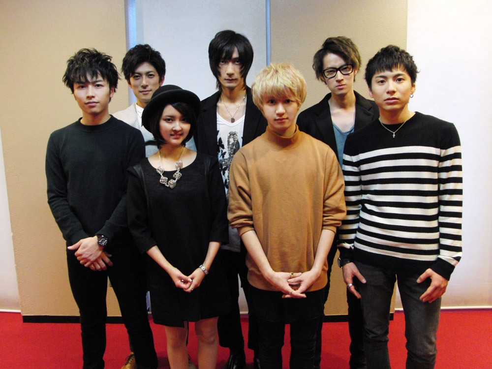 （後列左より）君沢ユウキ、村田充、吉田友一。（前列左より）鈴木勝吾、​田畑亜弥、小越勇輝、​宮崎秋人。
