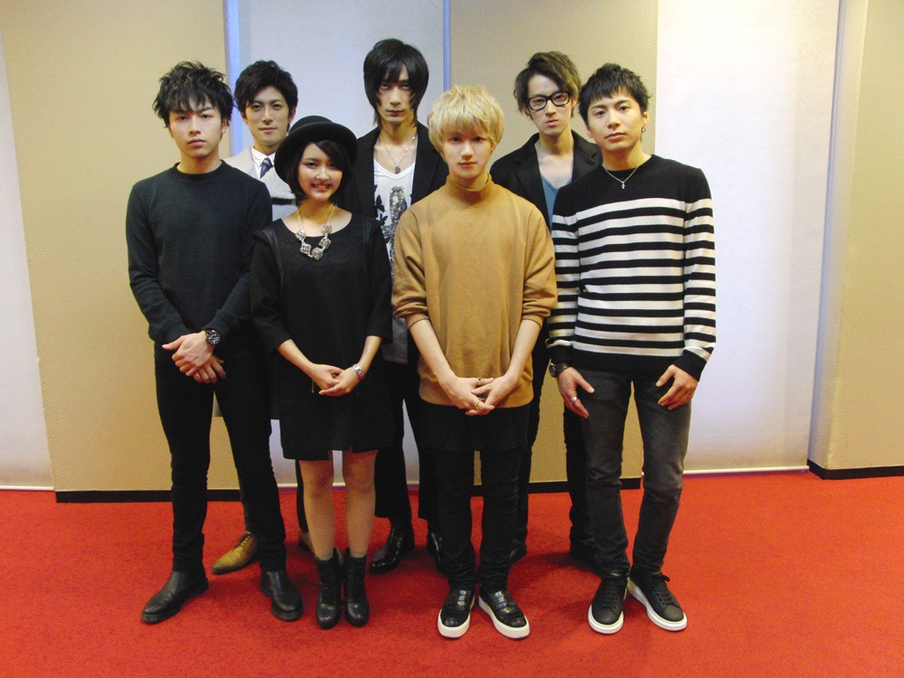 （後列左より）君沢ユウキ、村田充、吉田友一。（前列左より）鈴木勝吾、​田畑亜弥、小越勇輝、​宮崎秋人。