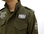 「ヨルムンガンド」の「HCLI M-65ジャケット」に「HCLI PVCパッチ」を装着した例。