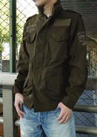 「ヨルムンガンド」の「HCLI M-65ジャケット」使用例。